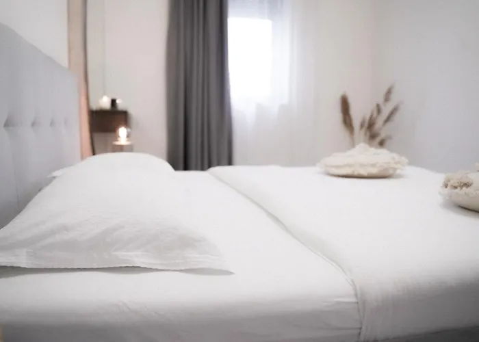 Skyline Loft - Premiere Hospital - Private Parking Apartment